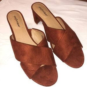 Very comfortable mules low heel. Like New!!!